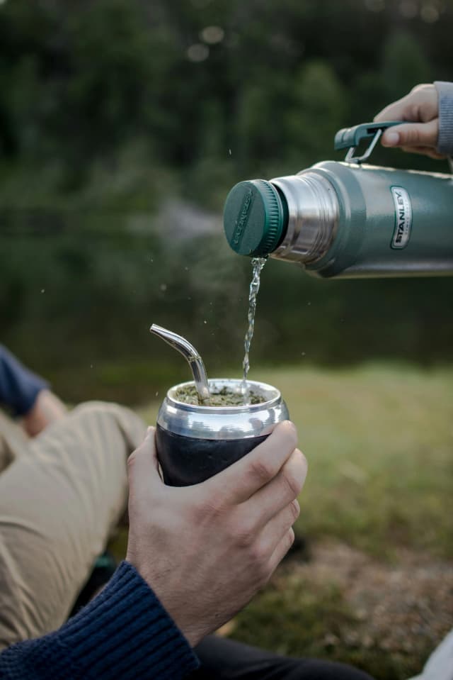 persona sirviendo mate